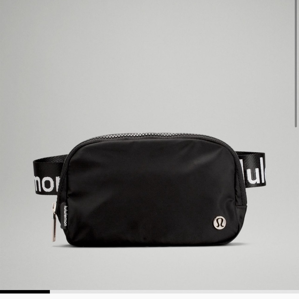 WITH TAGS* lululemon black everywhere belt bag!!